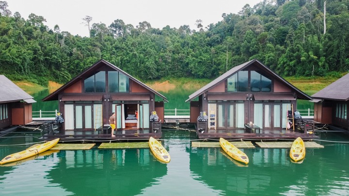 Floating villas with kayaks on the lake at 500Rai Floating Resort
