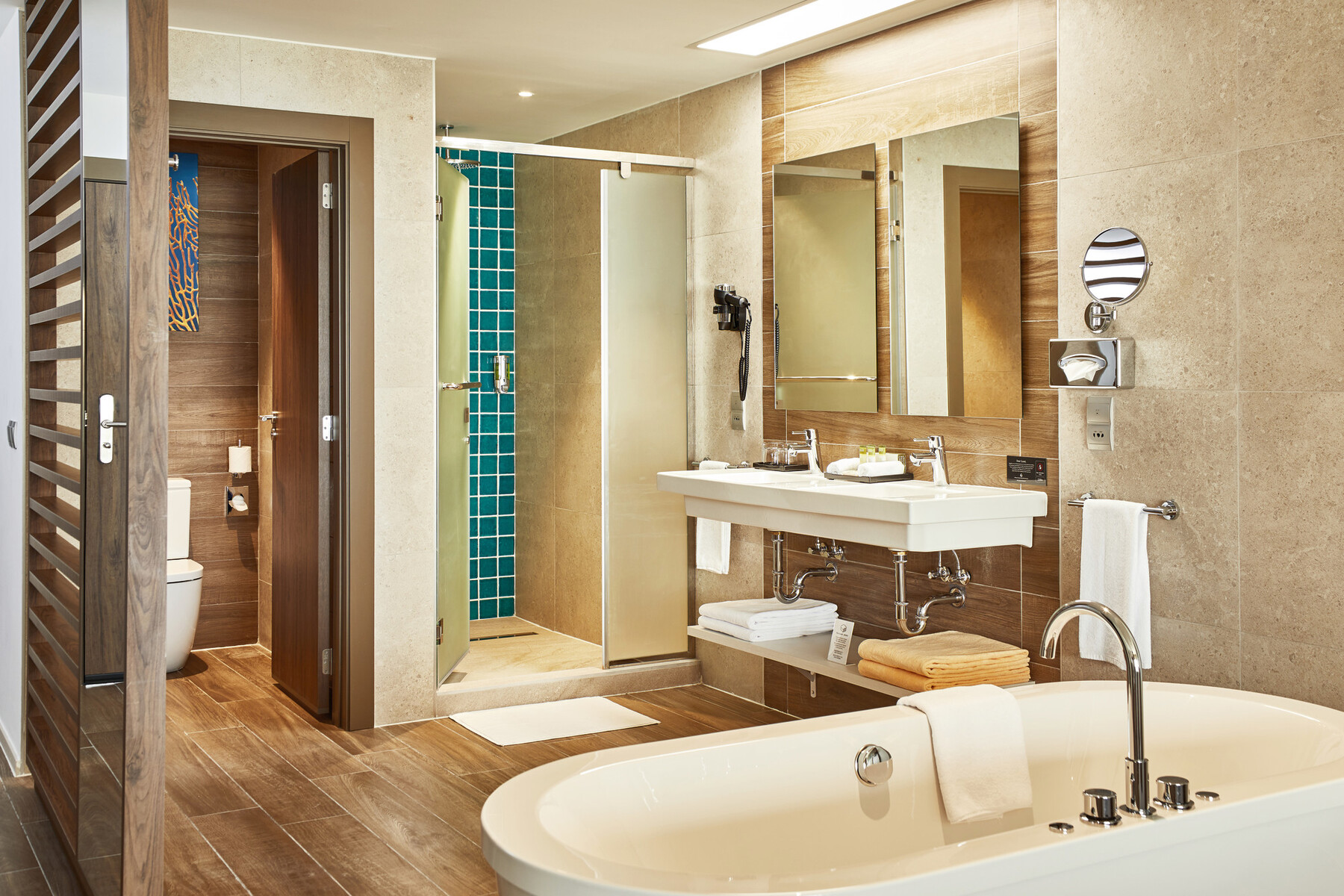 Modern bathroom with wooden accents in a Riu Palace suite
