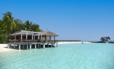 Waterfront restaurant with stunning ocean views at Constance Moofushi
