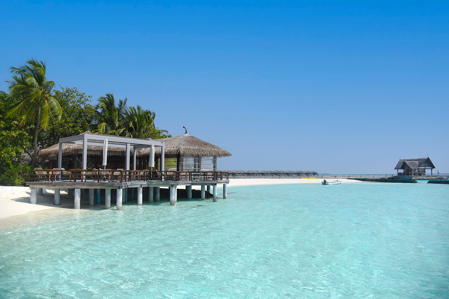 Waterfront restaurant with stunning ocean views at Constance Moofushi