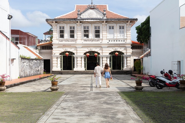 Couple walking into a historic museum near Saii Laguna with colonial architecture
