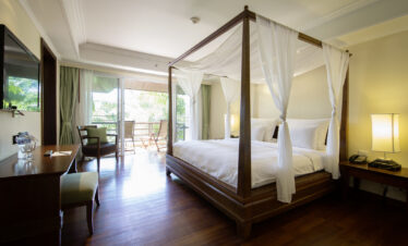 Four poster bed in a room at Robinson Khao Lak