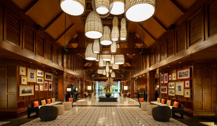 Grand wooden lobby at Saii Laguna with lantern lighting and luxurious seating