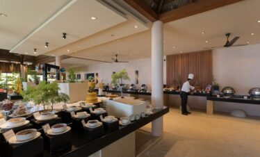 Indoor buffet with chef and wide dining spread at Veligandu