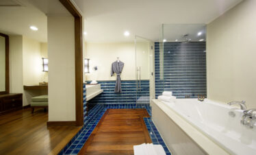 Luxurious bathroom with wooden floor in Robinson Khao Lak