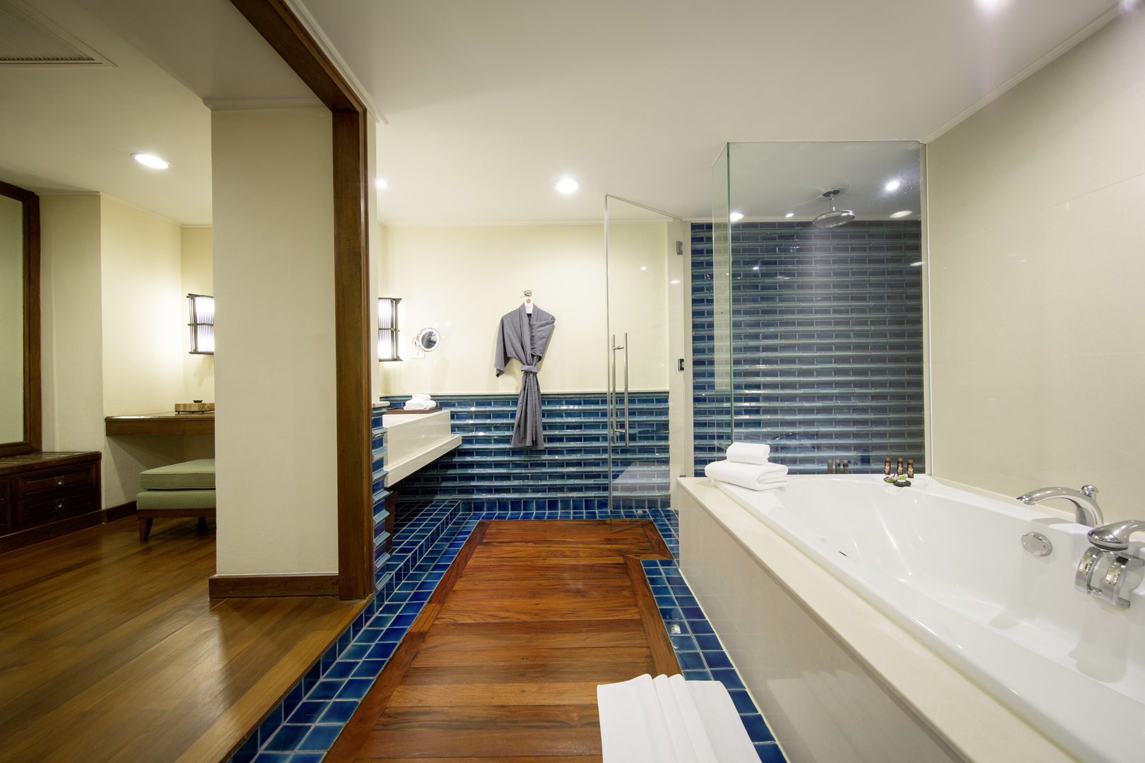 Luxurious bathroom with wooden floor in Robinson Khao Lak