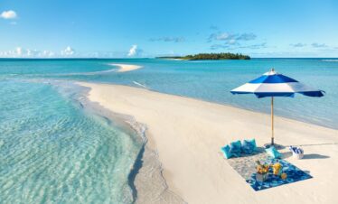 Private picnic setup on a Kandima sandbank by the ocean