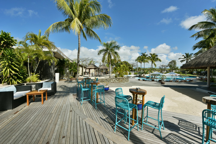 Beachside deck at Solana Beach with high stools and tables under palm trees