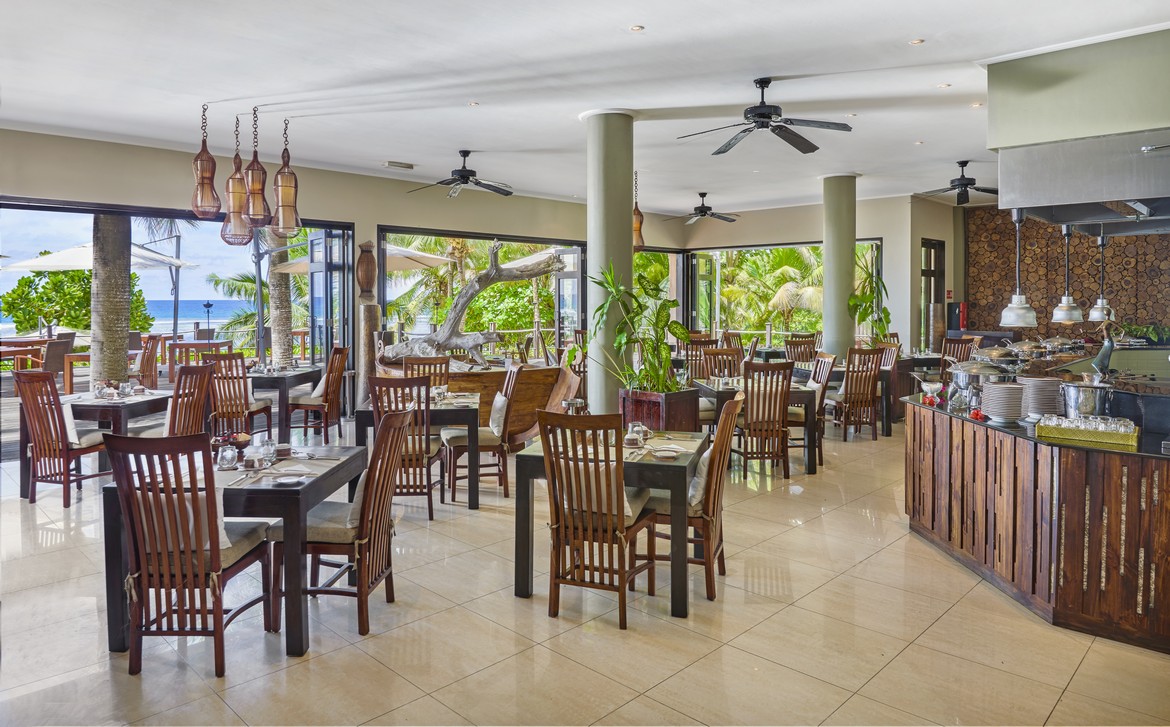 Doubletree by Hilton beachfront restaurant with open-air seating