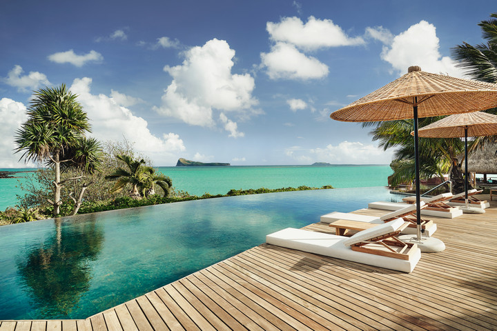 Infinity pool overlooking the ocean at Paradise Cove Boutique