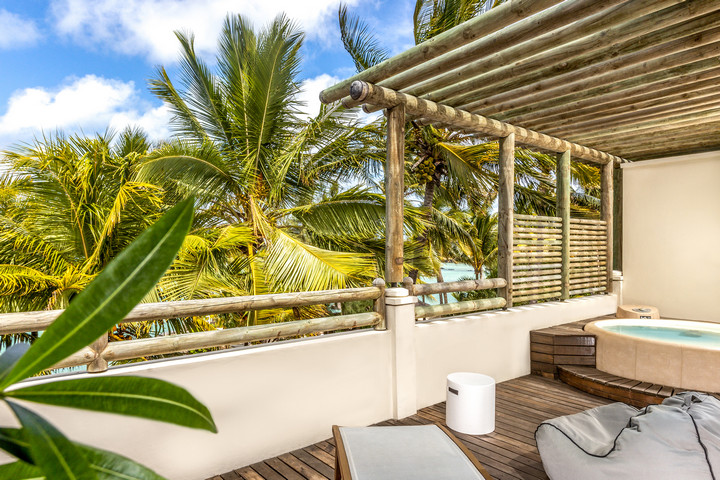 Lagoon Attitude Mauritius private terrace with hot tub overlooking lush palm trees and the ocean