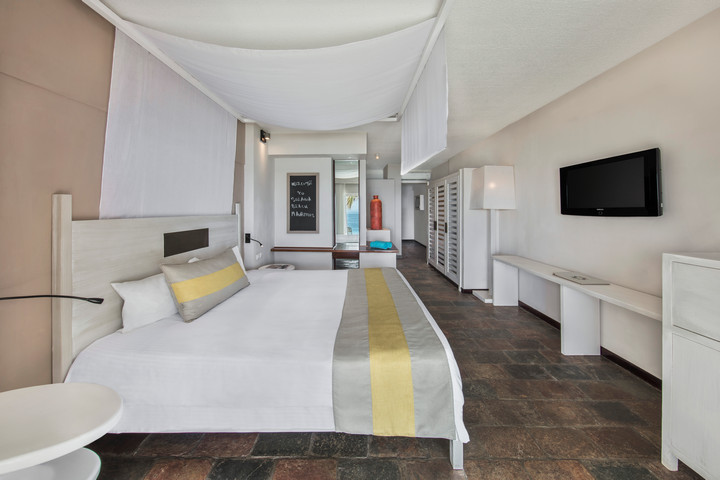 Spacious guest room at Solana Beach with comfortable bed and modern decor