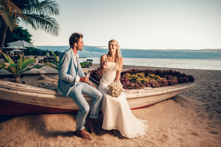 Romantic sunset wedding scene at Maritim Resort