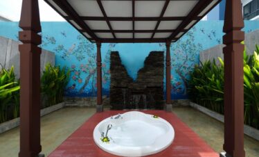 The Kee Resort outdoor jacuzzi with mural backdrop