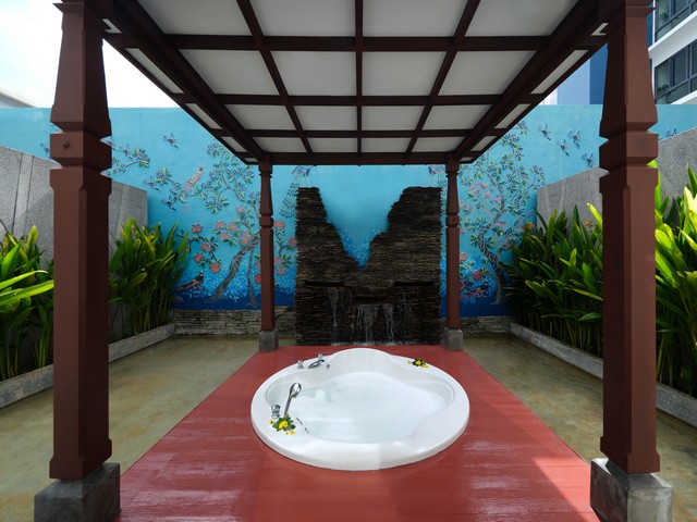 The Kee Resort outdoor jacuzzi with mural backdrop