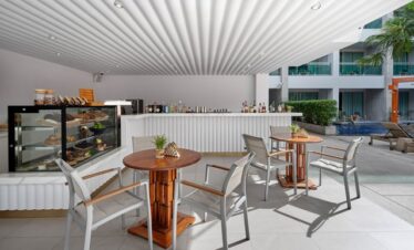 The Kee Resort outdoor jacuzzi with mural backdrop