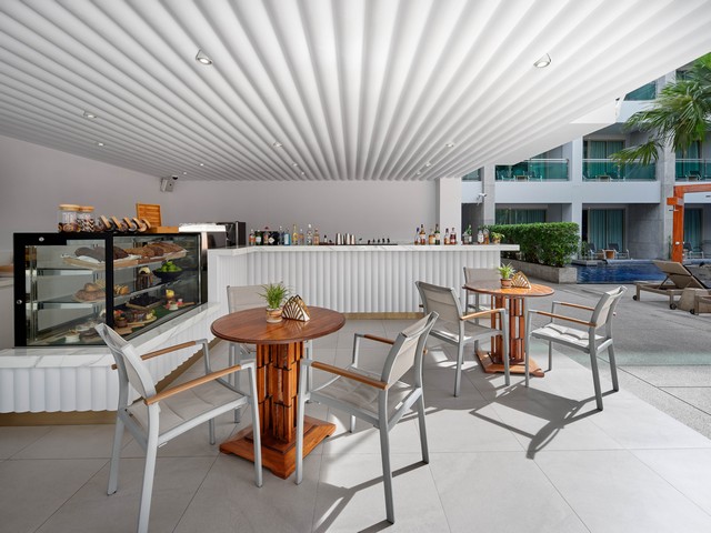 The Kee Resort outdoor jacuzzi with mural backdrop